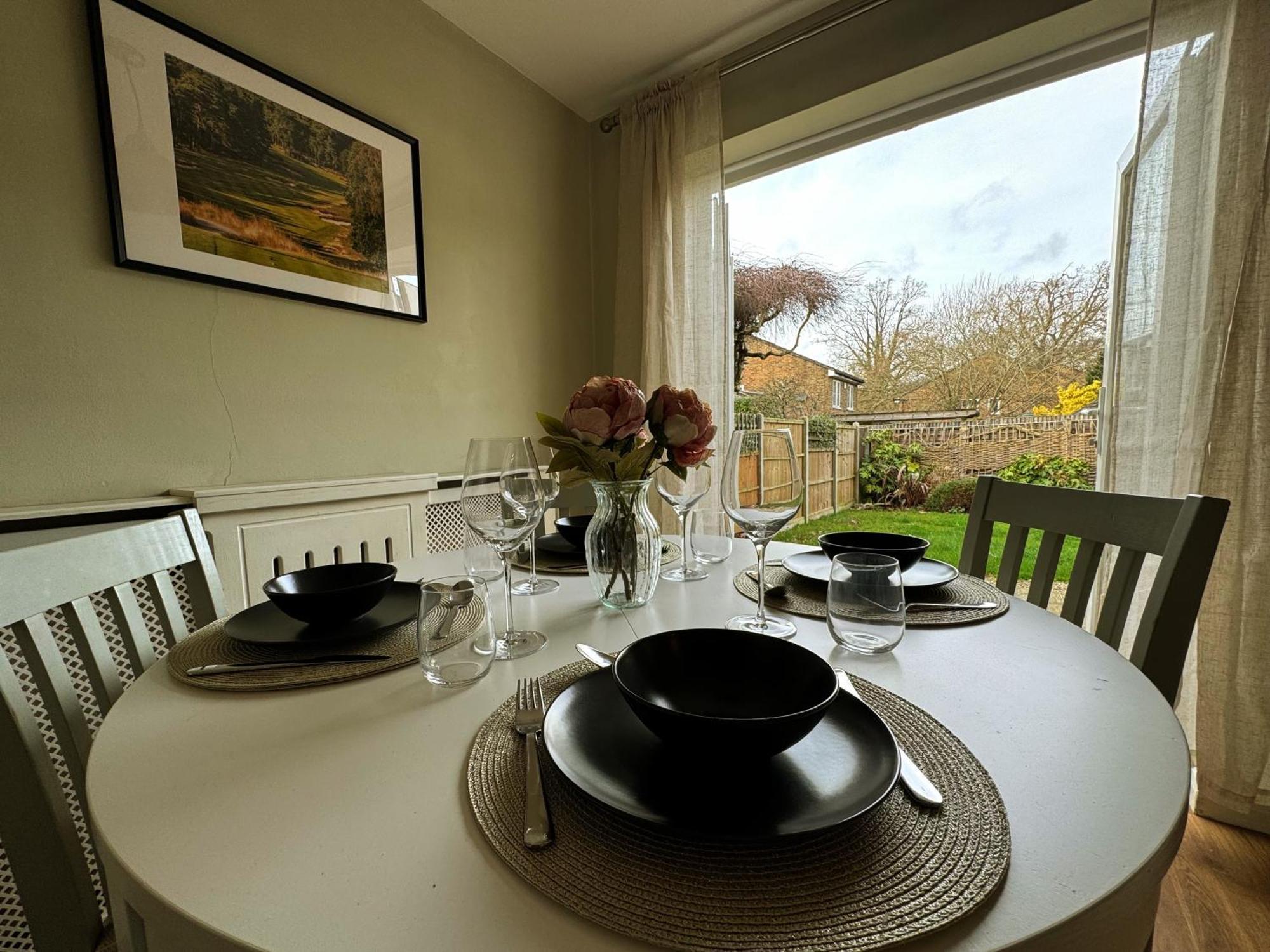Chieveley Mews By Sarrochic Villa Sunningdale Buitenkant foto